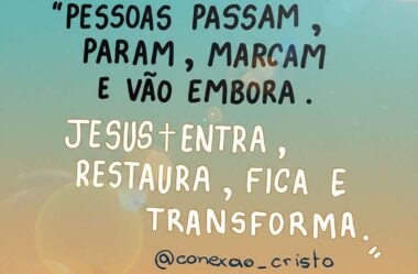 Pessoas passam, param, marcam e vão embora