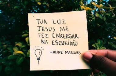 Tua luz Jesus me fez enxergar na escuridão